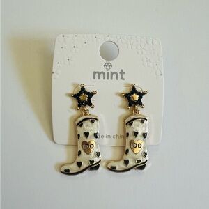 NEW Mint Black, White, & Gold Tone “I Do” Cowboy Boot Earrings ✨